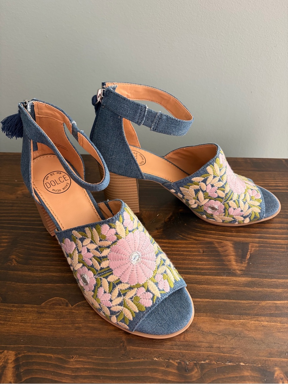 Dolce by Mojo Moxy Denim Embroidered Pink Floral Block Heel Sandals Size 8M